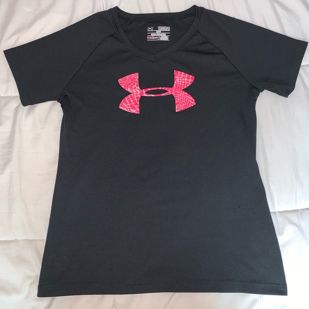 Loose Under Armour Athletic Shirt